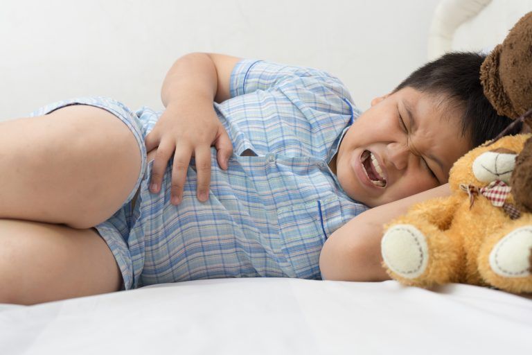 Kind mit Bauchschmerzen