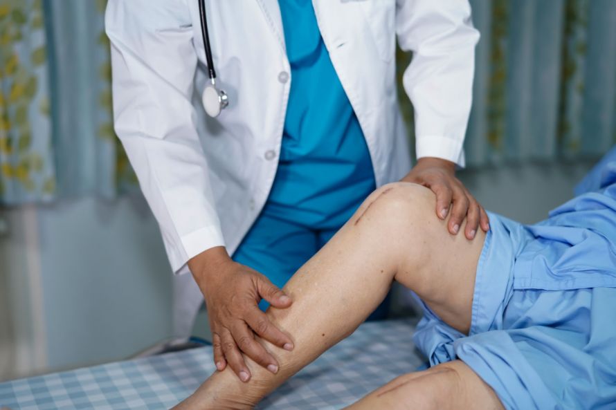 Patientin nach Knieprothesen-OP