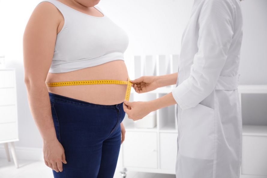 Übergewichtige Frau beim Arzt