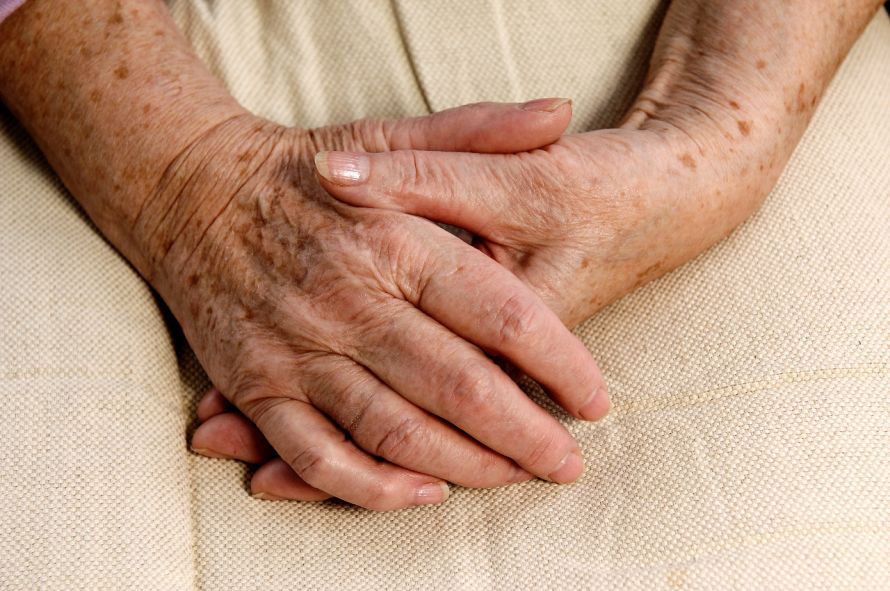Hände einer Seniorin