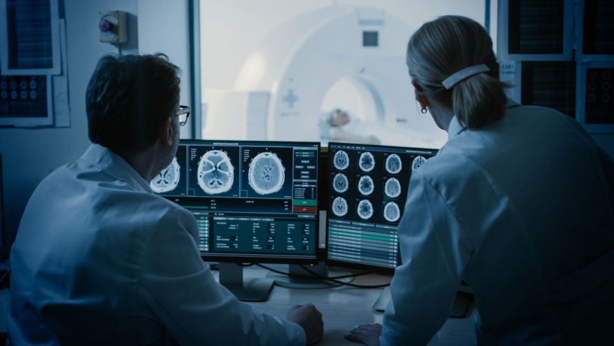 Ärzte führen Gehirn-MRT durch