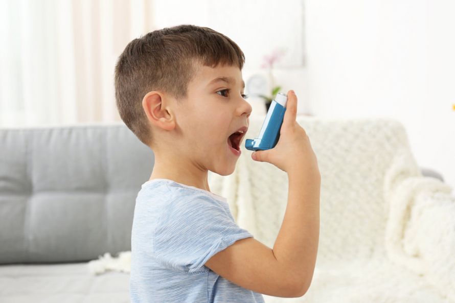 Asthmatisches Kind mit Inhalator