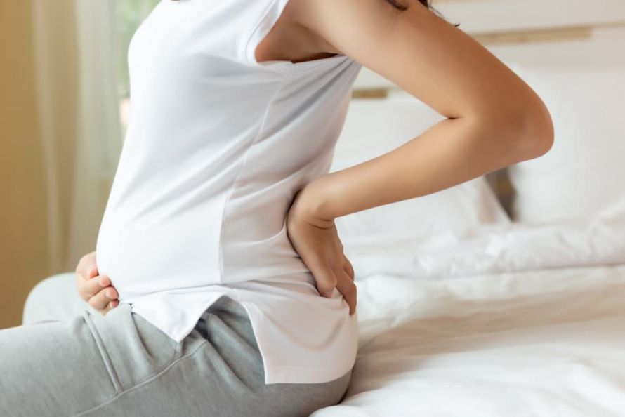 Schwangere Frau mit Rückenschmerzen