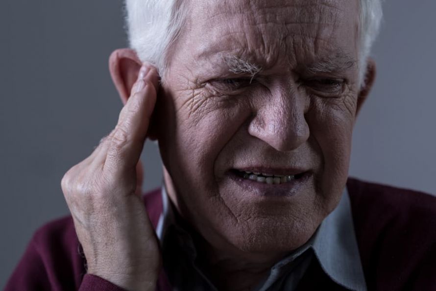 Tinnitus bei einem älteren Mann